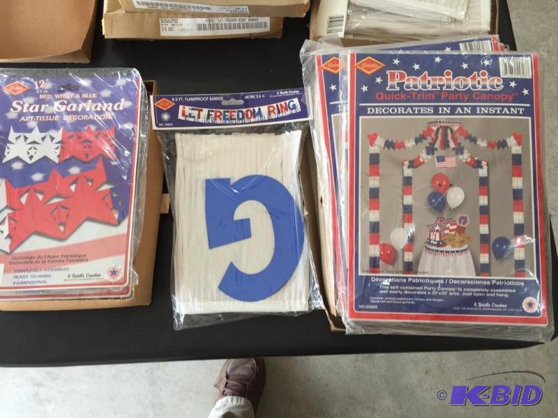 lot 309 image: Patriotic Canopy, Garland and More