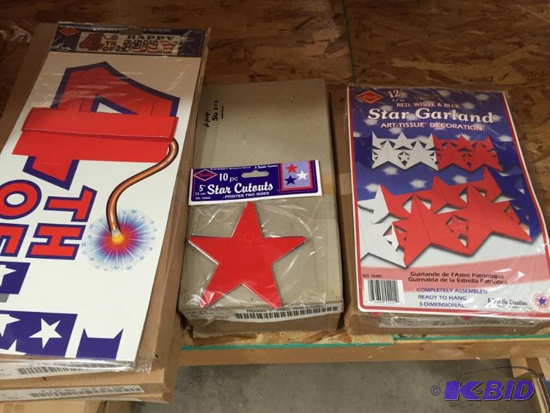 lot 319 image: 4th of July Decorative Stars and Garland