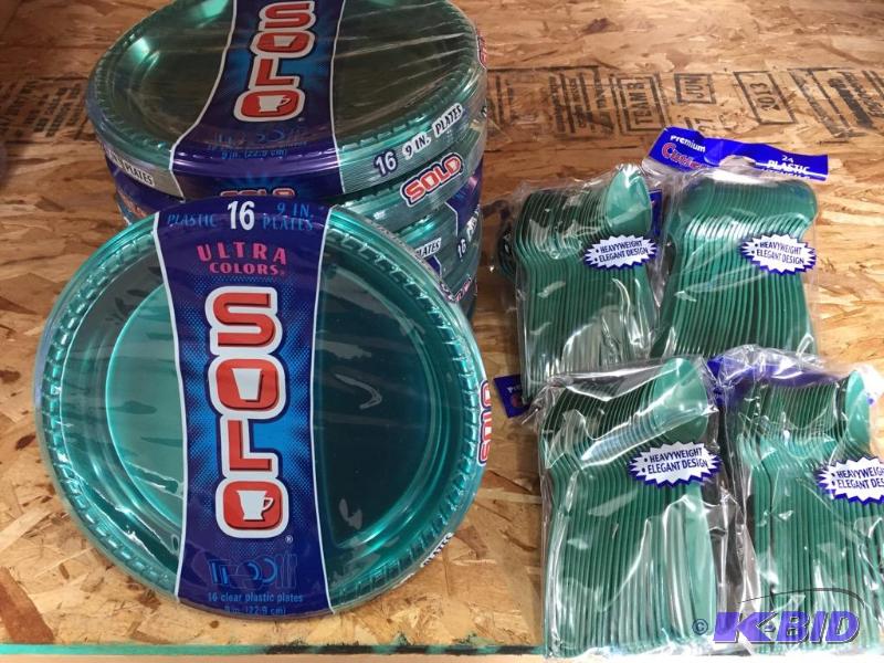 lot 59 image: 9 Hunter Green Plastic Plates and Cutlerly