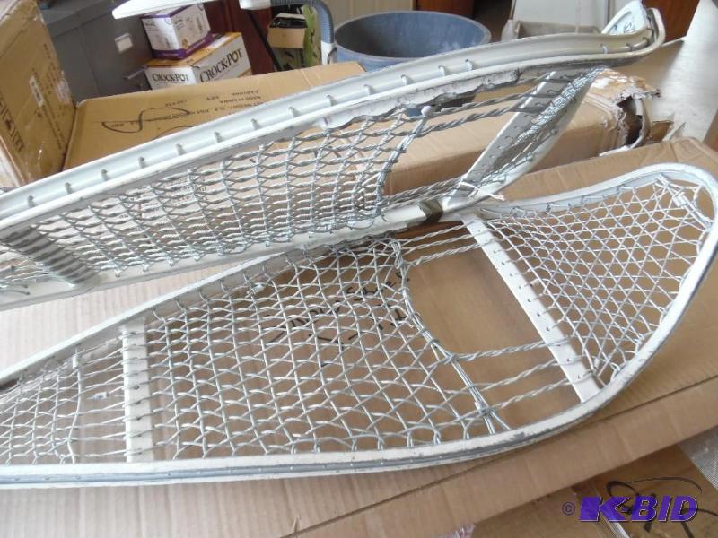 lot J13 image: Snow shoes