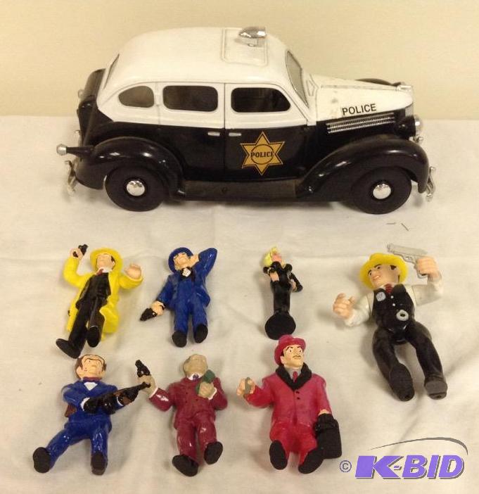 lot 11 image: Disneys Playmates Collection Police Car and Figures