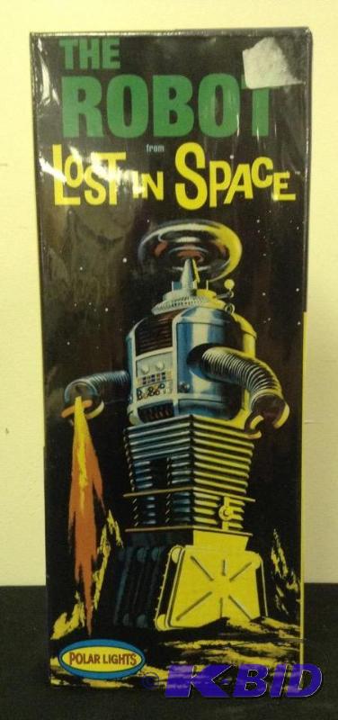 lot 21 image: Lost in Space The Robot Model Kit by Polar Lights