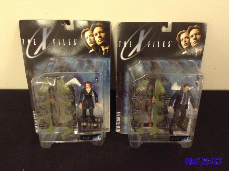 lot 22 image: The x Files Scully and Mulder Action Figures