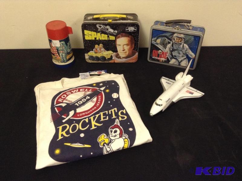 lot 36 image: Space Shuttle Toy, Lunch Boxes, T-Shirt and Thermos