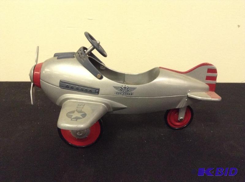 lot 5 image: Hallmark Galleries Classics Limited Edition Army Airplane