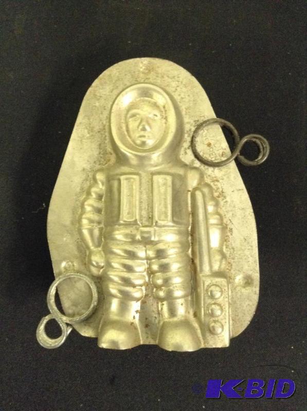 lot 6 image: Extremely RARE Vintage Spaceman Chocolate Mold Atomic Space Age Era