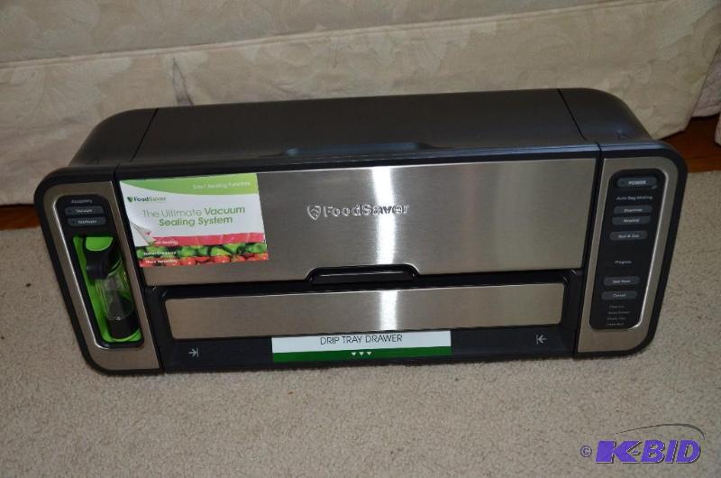 New FoodSaver Automatic bag making vacuum sea...