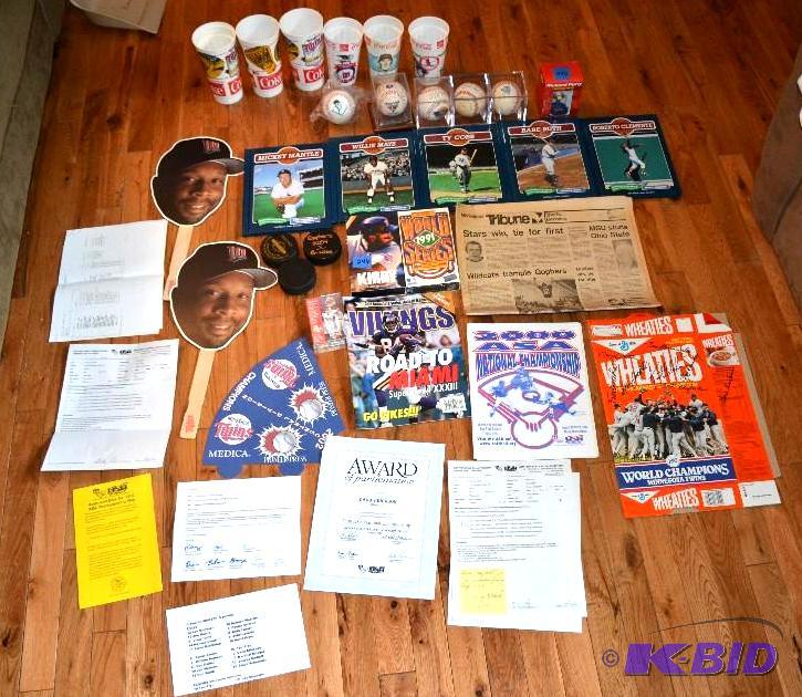 Lot of baseball&nbspand hockey collectors. W...