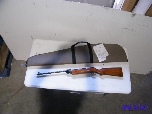 lot 68 image: Split Barrel Pellet Gun - Comes with soft car...