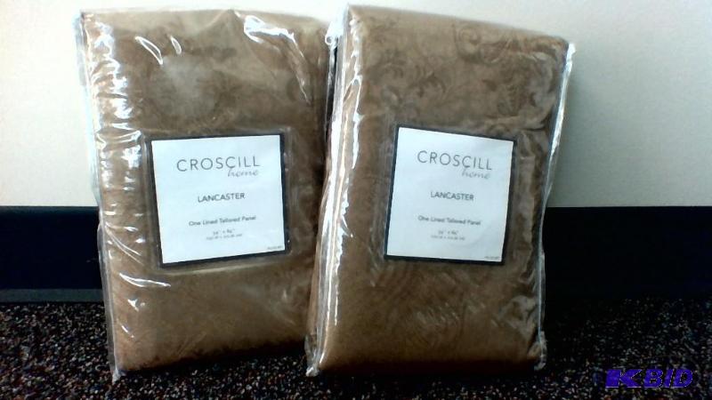 lot 15 image: Croscill Lancaster 2 Drapes Gold
