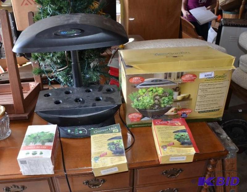 lot 121 image: Aero Garden- The Worlds First kitchen applian...
