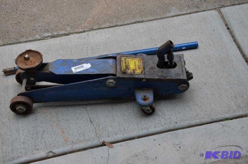 lot 124 image: Hydraulic&nbspfloor roller jack 4000 lb. cap...