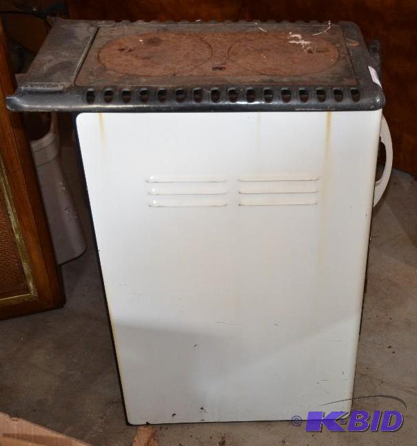 lot 125 image: Antique porcelain and cast iron stove by Auto...