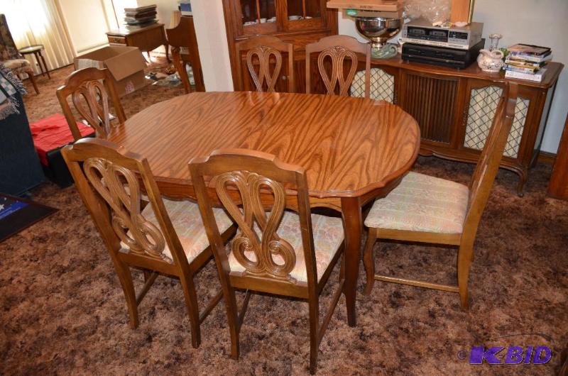 lot 13 image: Nice Wood Dining Table with Leaf & 6 Chai...