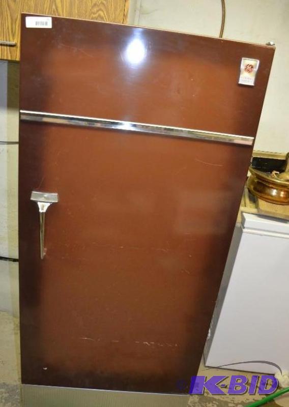 lot 162 image: General Electric fridge...