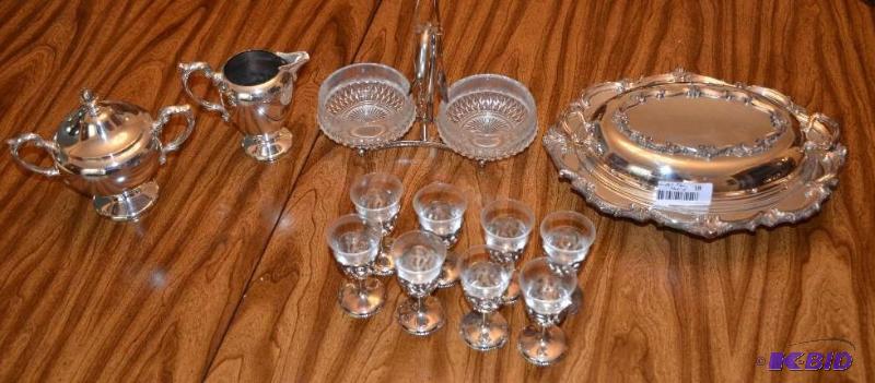 lot 18 image: Beautiful set of dishes&nbspserving dish 12x...