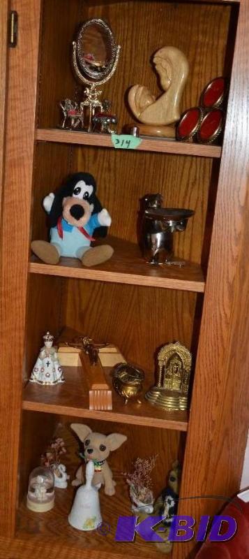 lot 53 image: Items pictured on shelves - Collectible Micke...