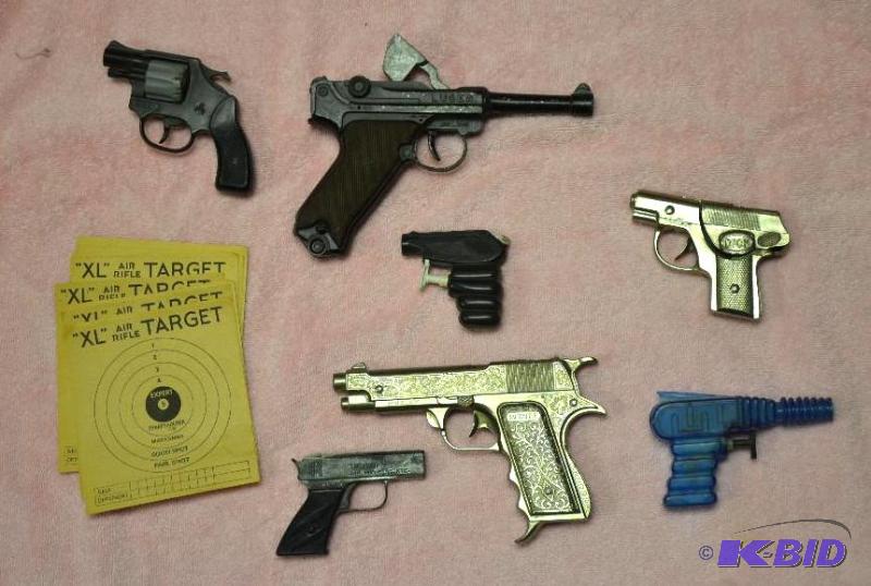 lot 73 image: Antique toy cap guns & squirt gun...