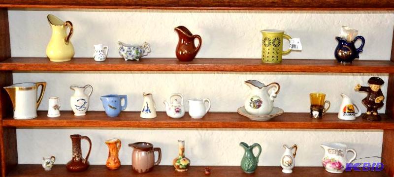 lot 8 image: Antiques & Collectibles- contents of shel...