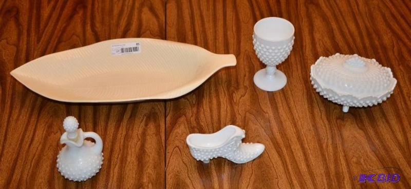 lot 85 image: Red Wing Dish with leaf design Lot of white ...