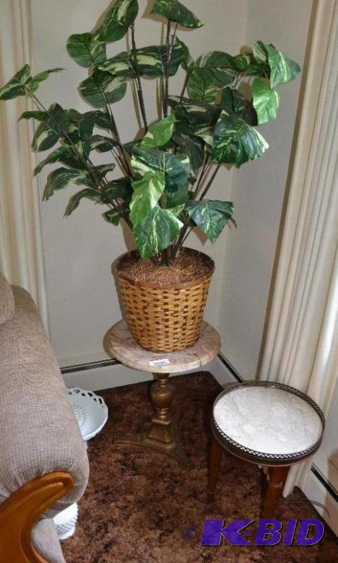 lot 9 image: Very nice small round table with beautiful m...