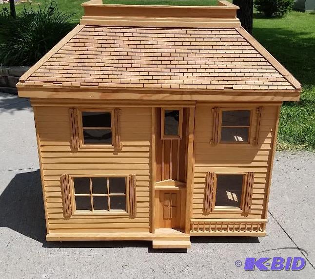 lot 24 image: Hand made Dollhouse with removable roof