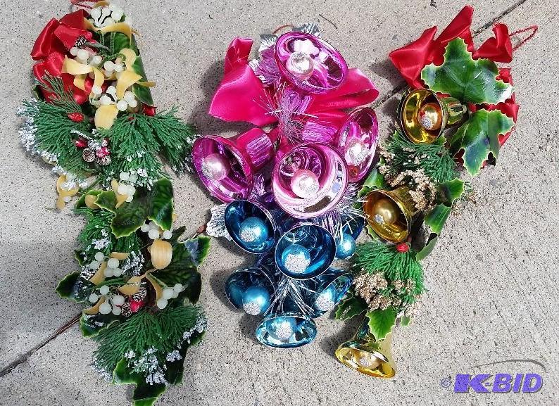 lot 28 image: Vintage 1970s Christmas Decorations