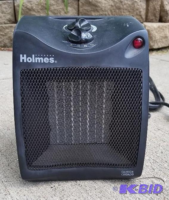 lot 30 image: Holmes personal space heater