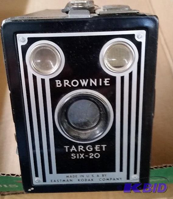 lot 39 image: Vintage Camera Brownie Target Kodak SIX-20