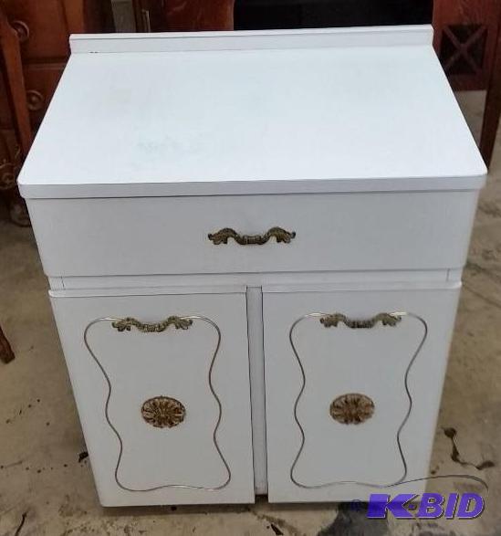 lot 57 image: Vintage White Cabinet