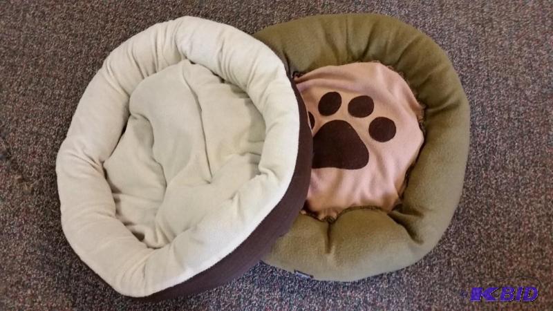 lot 65 image: 2 Pet Beds