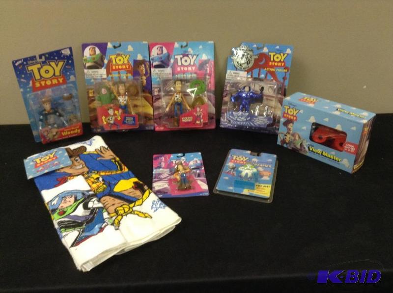 lot 3 image: Nice Toy Story Lot with Woody and Buzz Lightyear