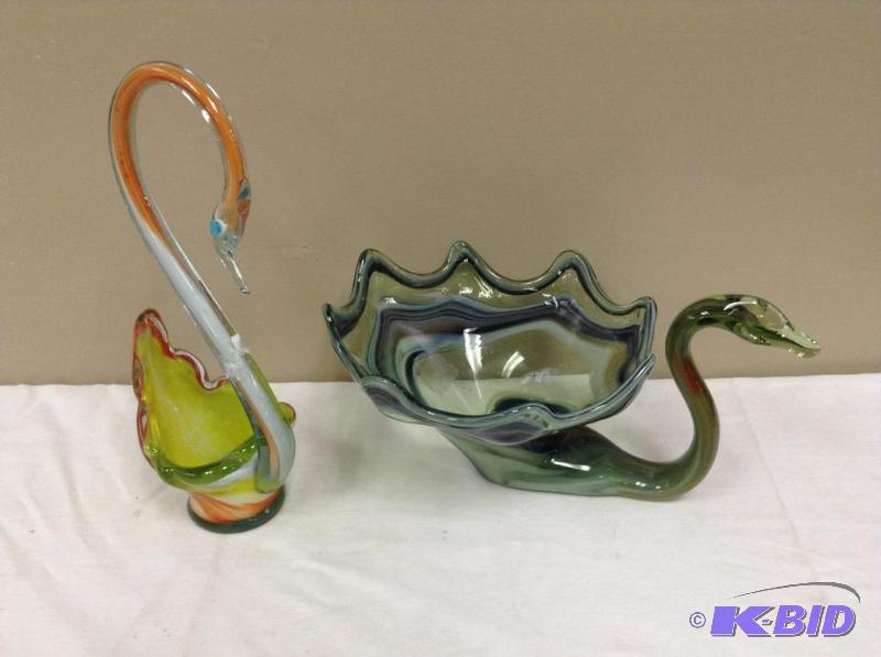 lot 44 image: Art Glass Swans