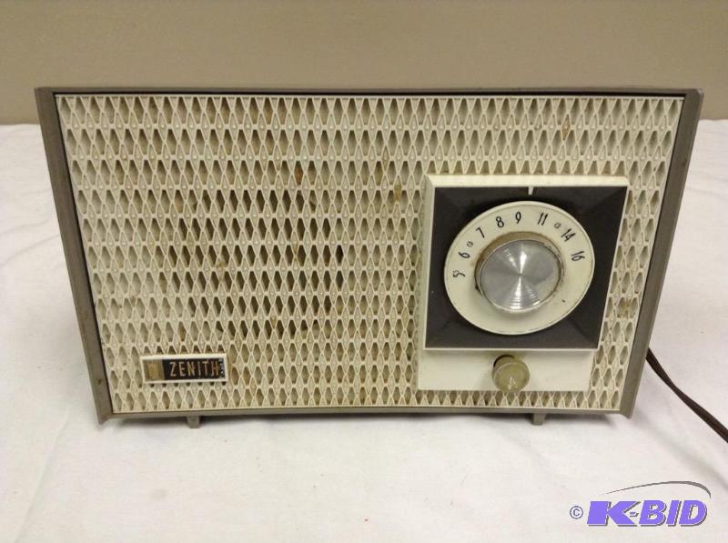 lot 82 image: Vintage Zenith Radio