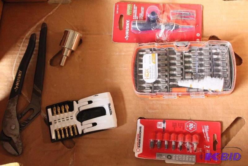 5 driverdrill items, with pliers