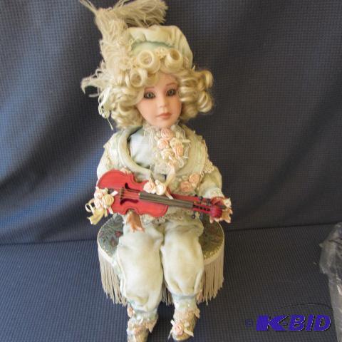 lot 128 image: Queens Court Doll