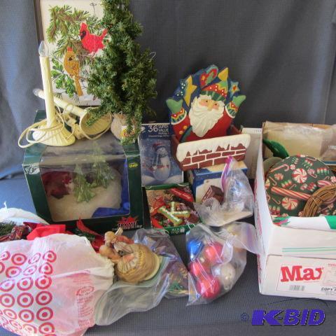 lot 138 image: Christmas Decorations