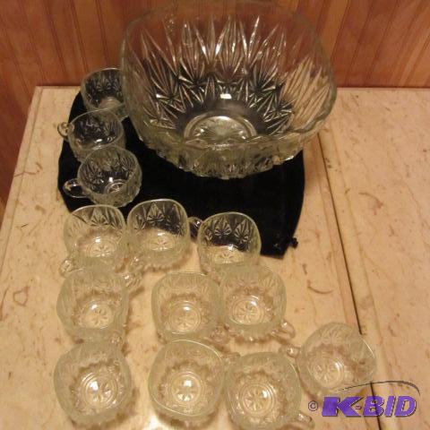 lot 173 image: Crystal Punch Set