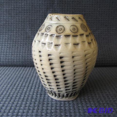 lot 21 image: Finely Sculpted Vase