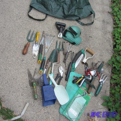 lot 242 image: Garden Tools