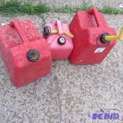 lot 289 image: Plastic Gas Cans