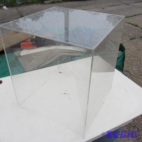 lot 290 image: Plexiglas Cube