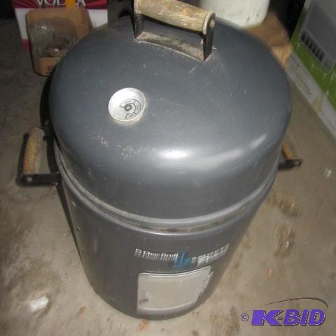 lot 299 image: Char Broil Smoker