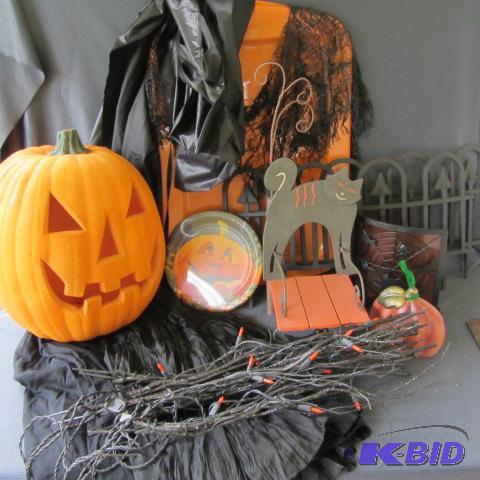 lot 79 image: Halloween Decorations