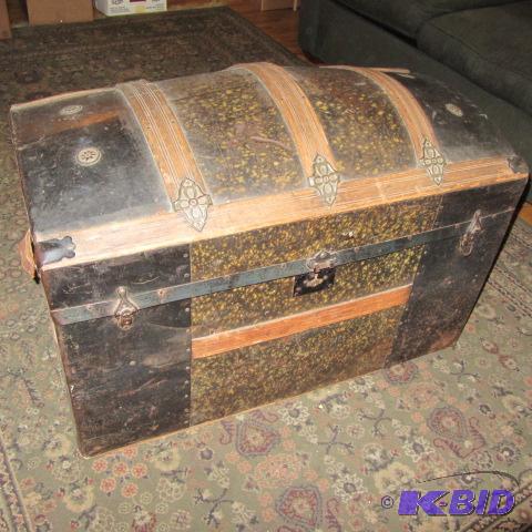 lot 8 image: Camel Back Trunk