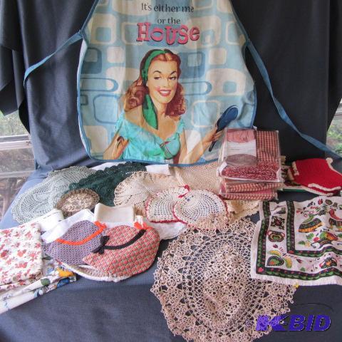 lot 89 image: Tatting & Crocheted Fancywork