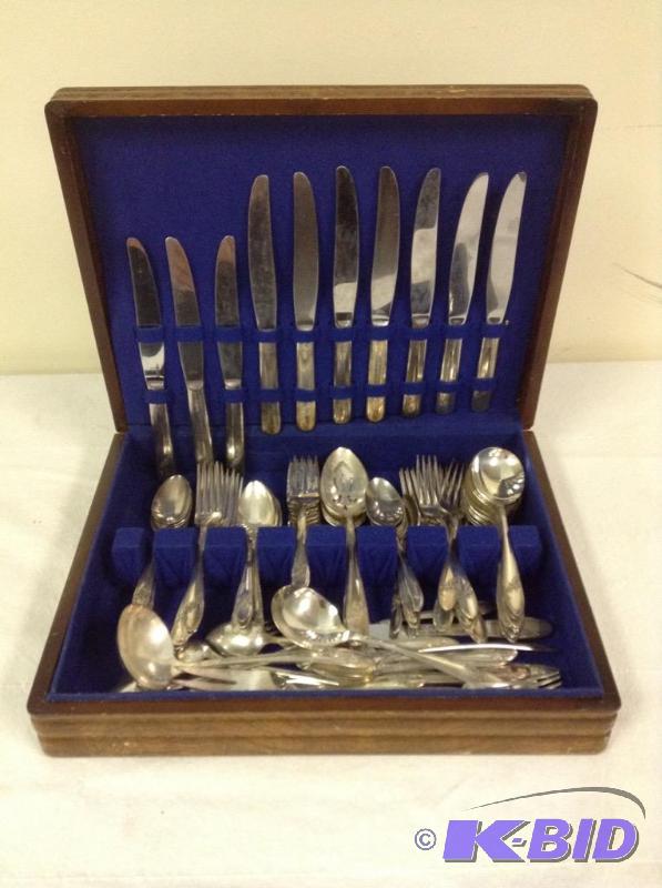 lot 68 image: Oneida Community Tudor Plate Flatware
