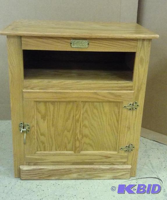 lot 79 image: Replica Antique Look Oak TV Stand with Swivel Top