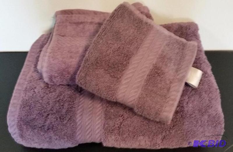 lot 12 image: Royal Velvet 3 Piece Bath Towel Set Light Plum