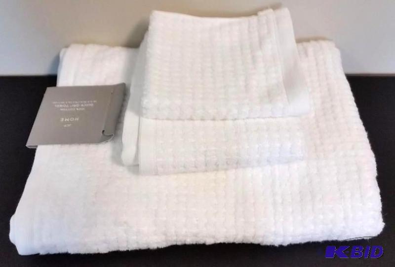 lot 20 image: JC Penny Home 3 Piece Bath Towel Set White